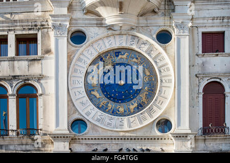 L'horloge est d'or et d'émail bleu ; marques heure, jour, phases de lune et zodiac. Banque D'Images