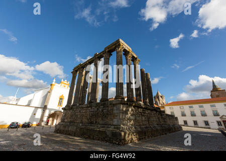 Une vue oblique des vestiges du temple romain d'Évora, également appelé le Temple de Diana à Evora, Portugal Banque D'Images