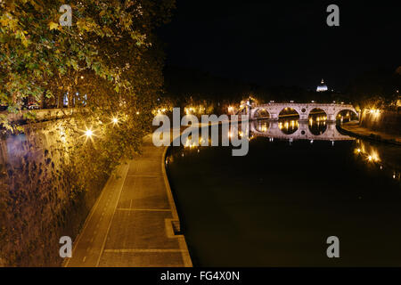 Tibre à Rome la nuit, à la noire avec les réflexions de la Ponte Sisto bridge en arrière-plan. Banque D'Images