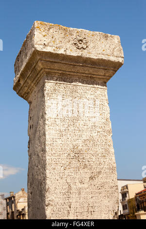 La pièce de pierre à l'extérieur de l'Histoire Nationale et Musée d'archéologie, Ovidiu Square, Constanta, Roumanie Banque D'Images