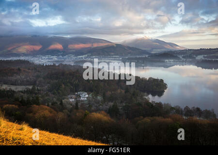 Lever du soleil sur Derwentwater, Parc National de Lake District, Cumbria, England, UK Banque D'Images