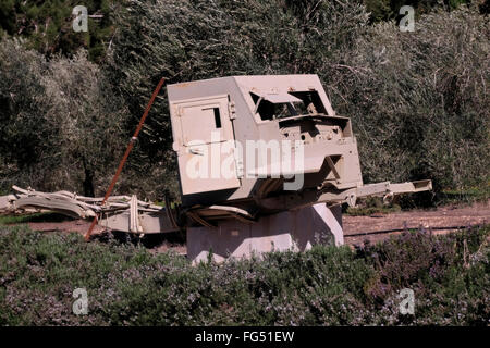 Vestiges de la guerre de 1948 véhicule blindé à Shaar Hagai ou Bab El Wad sur la route principale de Tel Aviv à Jérusalem en Israël Banque D'Images