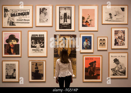 Londres, Royaume-Uni. 16 février 2016. Divers Joseph Beuys posters. Aperçu de la nouvelle exposition de la Tate Modern l'exécution pour la caméra qui examine la relation entre la photographie et la performance de l'invention de la photographie au xixe siècle pour la culture de selfies aujourd'hui. L'exposition est présentée du 18 février au 12 juin 2016. Banque D'Images