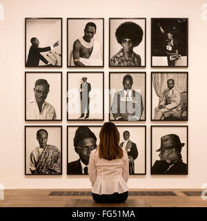 Londres, Royaume-Uni. 16 février 2016. Esprits africains par Samuel Fosso. Aperçu de la nouvelle exposition de la Tate Modern l'exécution pour la caméra qui examine la relation entre la photographie et la performance de l'invention de la photographie au xixe siècle pour la culture de selfies aujourd'hui. L'exposition est présentée du 18 février au 12 juin 2016. Banque D'Images