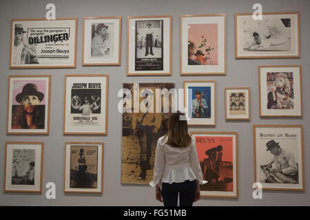 Londres, Royaume-Uni. 16 février 2016. Divers Joseph Beuys posters. Aperçu de la nouvelle exposition de la Tate Modern l'exécution pour la caméra qui examine la relation entre la photographie et la performance de l'invention de la photographie au xixe siècle pour la culture de selfies aujourd'hui. L'exposition est présentée du 18 février au 12 juin 2016. Banque D'Images