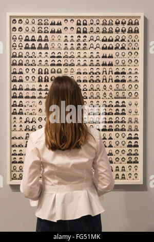 Londres, Royaume-Uni. 16 février 2016. ID400 1998 par Tomoko Sawada. Aperçu de la nouvelle exposition de la Tate Modern l'exécution pour la caméra qui examine la relation entre la photographie et la performance de l'invention de la photographie au xixe siècle pour la culture de selfies aujourd'hui. L'exposition est présentée du 18 février au 12 juin 2016. Banque D'Images