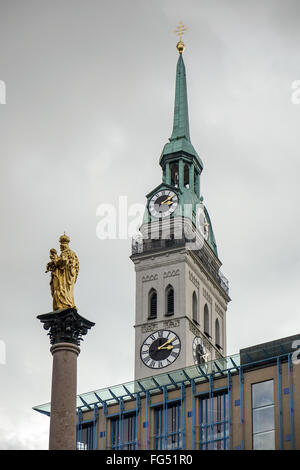 St Marys St Peters Church et colonne à Munich Banque D'Images