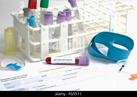 Zika virus du tube de prélèvement d'analyse de sang collecte de sang avec des fournitures. Numéro de série est aléatoire, étiquettes et document sont fict Banque D'Images