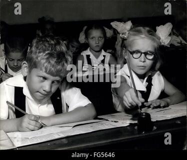 1980 - Les citoyens de la Russie demain, apprendre en Inde aujourd'hui. Les Russes à la tête d'une petite école élémentaire pour les enfants de leurs techniciens employés à Bhilai. © Keystone Photos USA/ZUMAPRESS.com/Alamy Live News Banque D'Images