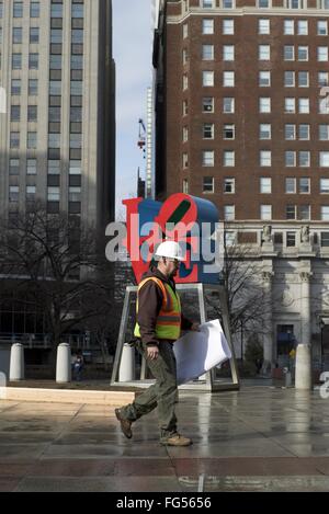 Philadelphie, Pennsylvanie, USA. 10 fév, 2016. Travailleur de la construction marche dernières Robert Indiana ; la fameuse statue d'amour, situé au parc d'AMOUR.Lors d'une cérémonie le 10 février les représentants de la ville a commencé les travaux pour l'année au réaménagement du centre-ville de Philadelphie, PA. park et le maire Jim Kenney a annoncé une levée temporaire de la ville, interdiction de patinage artistique dans le parc. © Bastiaan Slabbers/ZUMA/Alamy Fil Live News Banque D'Images