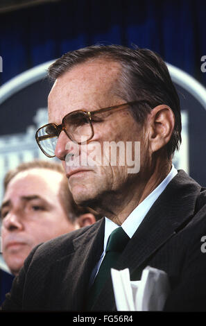 Washington, DC., USA, 30 Septembre, 1990 Le secrétaire au Trésor Nicholas Brady parle avec des journalistes dans la salle des conférences de presse de la Maison Blanche. Frederick Nicholas Brady est un homme politique américain de l'état du New Jersey, qui a été le secrétaire au Trésor des États-Unis sous les présidents Ronald Reagan et George H. W. Bush, et est également connu pour l'articulation du Plan Brady en mars 1989. En 1982, il a été nommé pour succéder à Harrison A. Williams comme un sénateur des Etats-Unis jusqu'à ce qu'une élection spéciale puisse être tenu Crédit : Mark Reinstein Banque D'Images