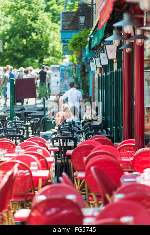 Des gens assis sur la terrasse d'une taverne à l'heure du déjeuner dans la vieille ville d'annecy, Savoie, France Banque D'Images