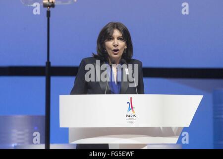 Paris, France. Feb 17, 2016. Maire de Paris Anne Hidalgo prononce un discours lors de la présentation de la candidature de Paris pour les Jeux Olympiques et Paralympiques de 2024 à Paris, France, le 17 février 2016. Paris, qui a accueilli les Jeux Olympiques de 1900 et 1924, est en concurrence contre Budapest, Rome et Los Angeles pour les jeux. © Pierre Tardieu/Xinhua/Alamy Live News Banque D'Images