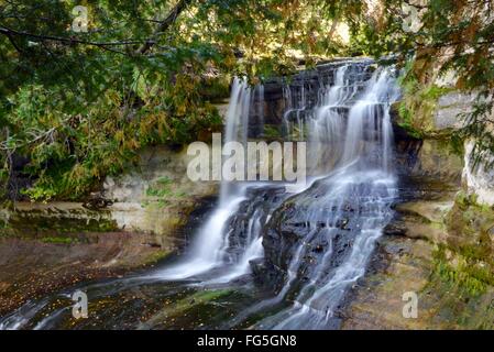 Rire Whitefish Falls, Hiawatha National Forest, au Michigan Banque D'Images