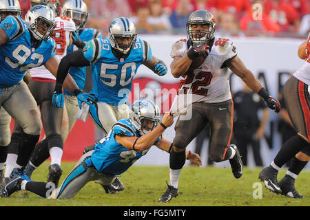 9 septembre 2012 - Tamap, Florida, United States of America - Tampa Bay Buccaneers en marche arrière Doug Martin (22), s'étend vers les Carolina Panthers en arrière défensif Haruki Nakamura (43) tire sur son maillot pendant le Bucs 16-10 gagner au Stade Raymond James, le 9 septembre 2012 à Tampa, en Floride. ZUMA Press/Scott A. Miller. (Crédit Image : © Scott A. Miller via Zuma sur le fil) Banque D'Images
