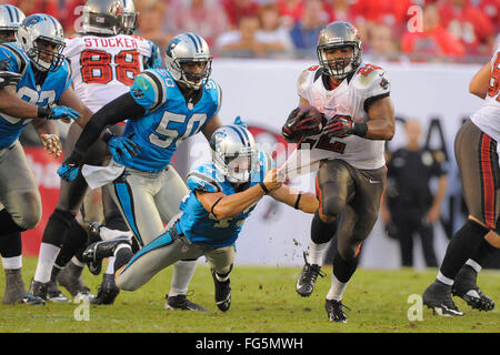 9 septembre 2012 - Tamap, Florida, United States of America - Tampa Bay Buccaneers en marche arrière Doug Martin (22), s'étend vers les Carolina Panthers en arrière défensif Haruki Nakamura (43) tire sur son maillot pendant le Bucs 16-10 gagner au Stade Raymond James, le 9 septembre 2012 à Tampa, en Floride. ZUMA Press/Scott A. Miller. (Crédit Image : © Scott A. Miller via Zuma sur le fil) Banque D'Images