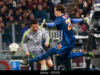 Rome, Italie. Feb 17, 2016. Portugais du Real Madrid Cristiano Ronaldo avant se bat pour la balle avec Roma's gardien de Pologne Wojciech Szczesny au cours de l'UEFA Champions League roud de 16 Premier match de jambe COMME Roma vs Real Madrid CF le 17 février 2016 au Stade Olympique. Crédit : Carlo Hermann/Pacific Press/Alamy Live News Banque D'Images