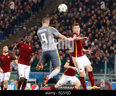 Rome, Italie. Feb 17, 2016. Français du Real Madrid Karim Benzema avant chefs la balle contre les Roms de France défenseur Lucas Digne au cours de l'UEFA Champions League roud de 16 Premier match de jambe COMME Roma vs Real Madrid CF le 17 février 2016 au Stade Olympique. Crédit : Carlo Hermann/Pacific Press/Alamy Live News Banque D'Images