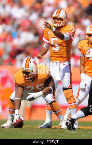 Tampa, FL, USA. 21 Oct, 2012. Tampa Bay Buccaneers quarterback Josh Freeman (5) en action contre les New Orleans Saints chez Raymond James Stadium le 14 octobre 2012, à Tampa, en Floride. Les Saints a gagné 35-28.ZUMA Press/Scott A. Miller. © Scott A. Miller/ZUMA/Alamy Fil Live News Banque D'Images