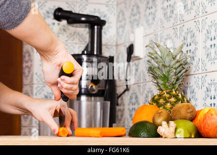 Couper des fruits pour un jus naturel de la santé. Banque D'Images