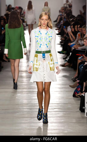 En descendant la passerelle modèle mettant en vedette Peter Pilotto's collection à London Fashion Week-end 2015 Banque D'Images