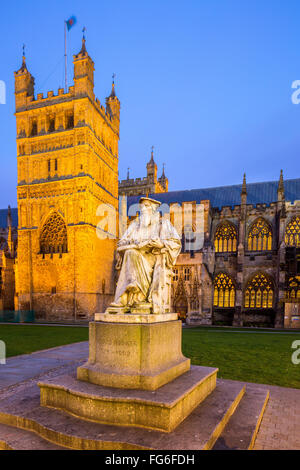 Statue de théologien Anglican influent Richard Hooker sur vert Cathédrale, Exeter, Devon, Angleterre, Europe. Banque D'Images