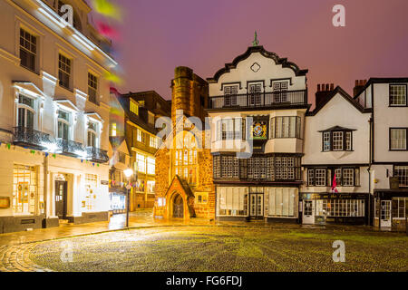 L'église St Martin et Mol's Coffee House, près de la Cathédrale, Exeter, Devon, Angleterre. Banque D'Images