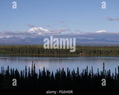 L'lakefront cabin-Denali en arrière-plan Banque D'Images