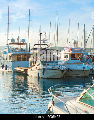 Des yachts de luxe à Cannes marina au coucher du soleil. France Banque D'Images