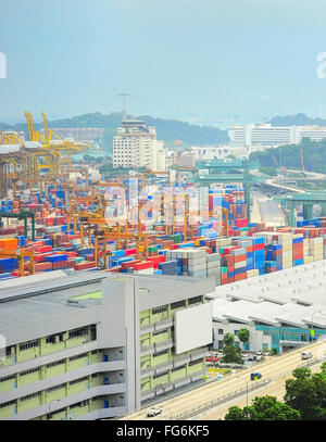 Vue aérienne du port industriel de Singapour et de l'autoroute Banque D'Images