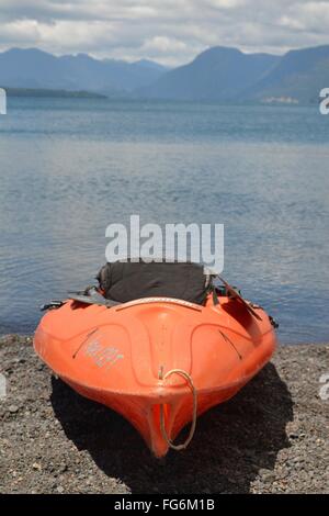 Des kayaks et des canots sur les rives du lac Calafquen, en Patagonie chilienne Banque D'Images