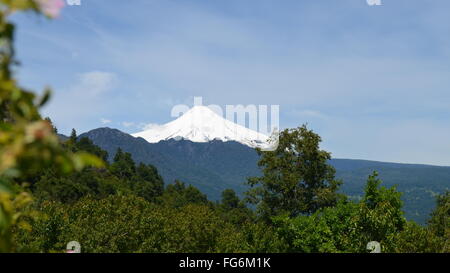 Vue sur le volcan Villarica et Lago Villarica de terres agricoles rurales près de Pucon, Chili, d'Araucania Banque D'Images