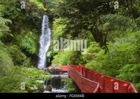 Le Termas Geometricas sources chaudes naturelles, près de la ville de Conaripe, Chili Banque D'Images