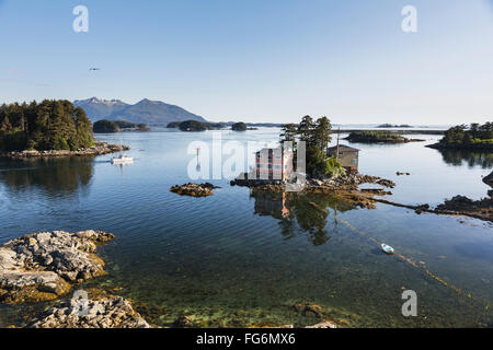 Petite île avec des maisons résidentielles, Sitka, Alaska du Sud-Est, l'été Banque D'Images