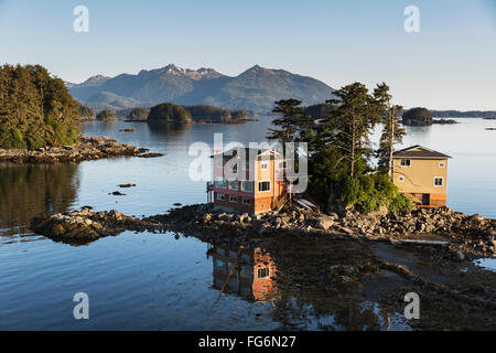 Petite île avec des maisons résidentielles, Sitka, Alaska du Sud-Est, l'été Banque D'Images
