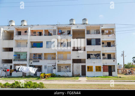 Ce complexe de logements sociaux à Cuba est un exemple typique de style appartement trouvés dans le pays et des expositions et de blanchisserie en plein air infrastructure usés Banque D'Images