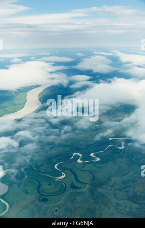 Vue aérienne de nuages épars sur le fleuve Yukon, Alaska, États-Unis d'Amérique Banque D'Images