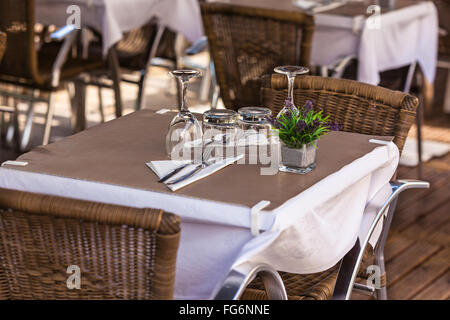 Tables de restaurant confortable prêt au service. Petit coup de poignée Banque D'Images