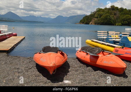 Des kayaks et des canots sur les rives du lac Calafquen, en Patagonie chilienne Banque D'Images