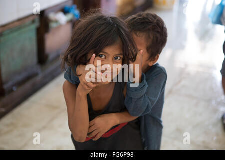 Les enfants de la rue dans le marché du carbone situé au centre-ville de Cebu City, Philippines Banque D'Images