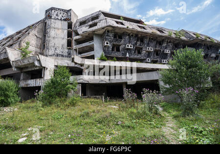 Bâtiment de l'hôtel endommagé au cours du siège de Sarajevo, près de Igman sauts olympiques en Bosnie et Herzégovine Banque D'Images