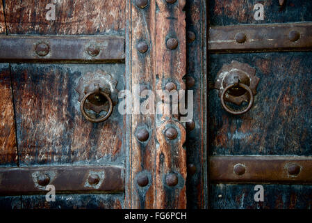 Close up de la vieille porte en bois avec anneaux en laiton ; Mal Dharpatha, Madhya Pradesh, Inde Banque D'Images