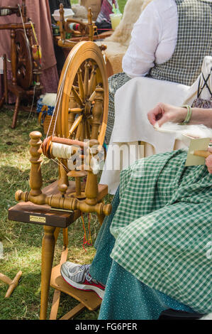 Filage de la laine femme en fil à l'aide d'une roue qui tourne à la foire du comté de Clackamas, Canby, Oregon Banque D'Images