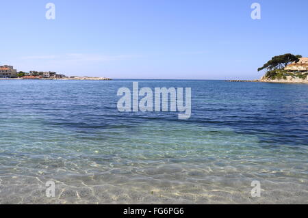 Plage de sable et mer bleue à Bandol à Bandol village, France Banque D'Images