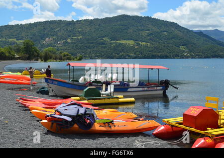 Des kayaks et des canots sur les rives du lac Calafquen, en Patagonie chilienne Banque D'Images