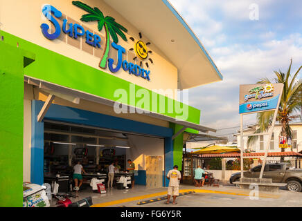 Une épicerie 'Super Jordix' à Quepos, province de Puntarenas, Costa Rica. Banque D'Images