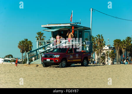 Des maîtres nageurs à Venice Beach, Los Angeles en Californie Banque D'Images