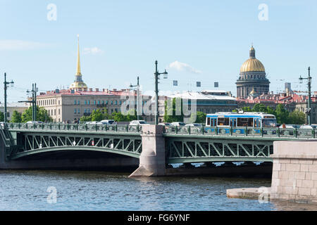 Palace Bridge et Neva à partir de l'île Vassilievski, Saint Petersburg, Fédération de Russie, Région Nord-Ouest Banque D'Images