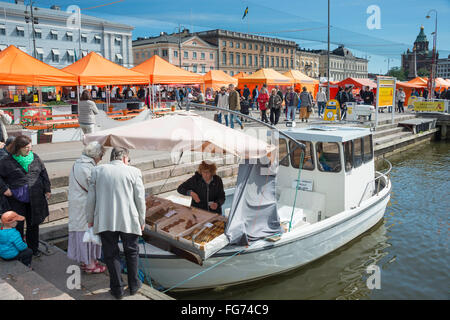 Vendeur de poisson sur le quai, la Place du Marché (Kauppatori), Helsinki, Uusimaa, Région de la République de Finlande Banque D'Images