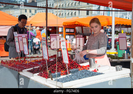 Étal de fruits frais, de la Place du Marché (Kauppatori), Helsinki, Uusimaa, Région de la République de Finlande Banque D'Images